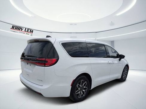 New 2027 Chrysler Pacifica Limited FWD image 3