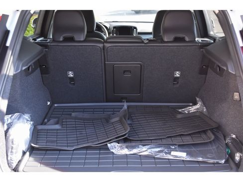 Certified 2025 Volvo XC40 B5 Plus w/ Protection Package Premier image 24