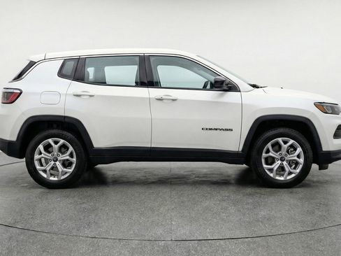Used 2025 Jeep Compass Latitude image 11