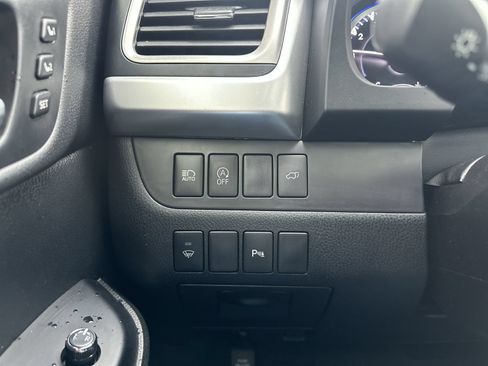 Used 2017 Toyota Highlander Limited AWD/4WD image 18