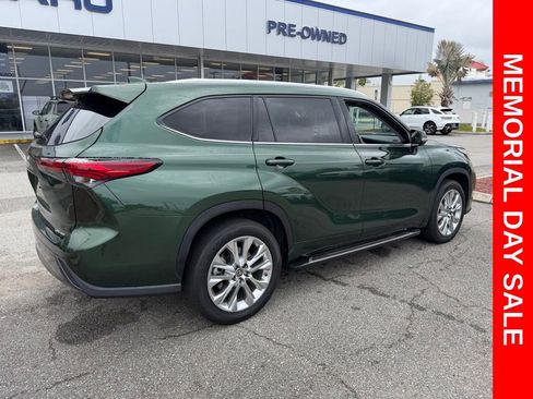 Used 2023 Toyota Highlander Limited FWD image 3