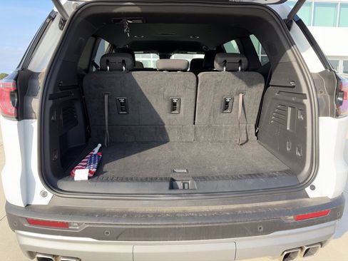 Used 2025 GMC Acadia Elevation image 9