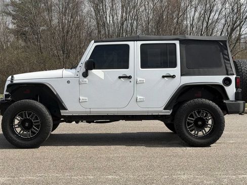 Used 2016 Jeep Wrangler Unlimited Sahara w/ Connectivity Group AWD/4WD image 34