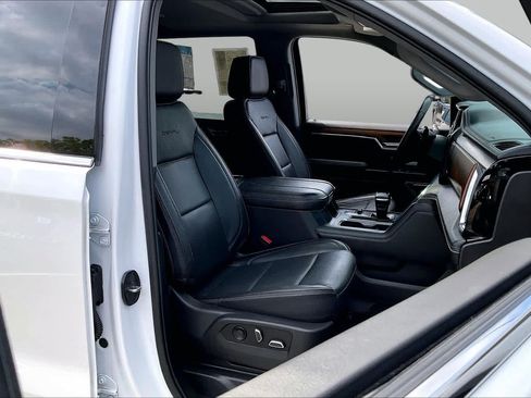 Used 2023 GMC Sierra 1500 Denali w/ Technology Package AWD/4WD image 9