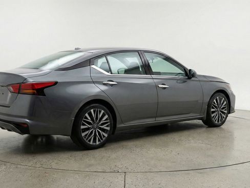 Used 2025 Nissan Altima 2.5 SV FWD image 9
