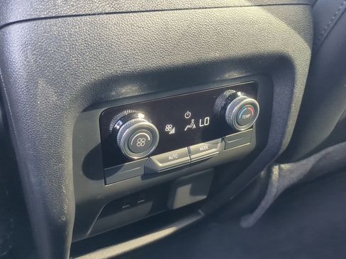 Used 2025 Buick Enclave Preferred w/ Power Package image 21