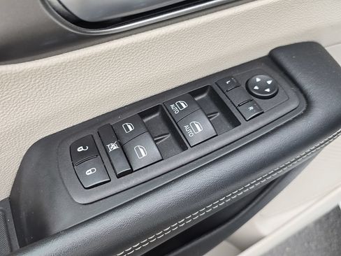 Used 2023 Chrysler Pacifica Touring-L FWD image 8