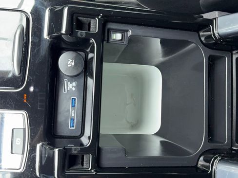 Used 2020 Land Rover Discovery HSE image 37