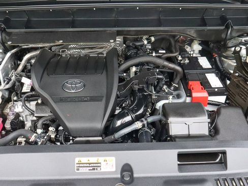 Used 2024 Toyota Highlander XLE image 18