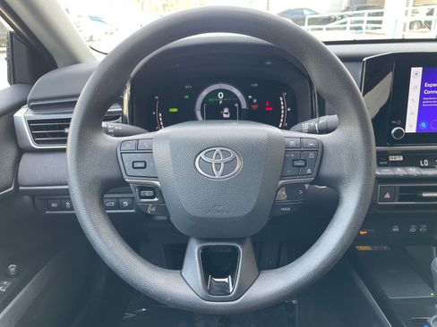 Used 2025 Toyota Camry LE image 28