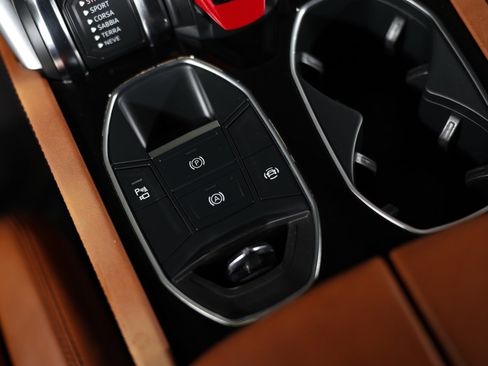 Used 2020 Lamborghini Urus image 28