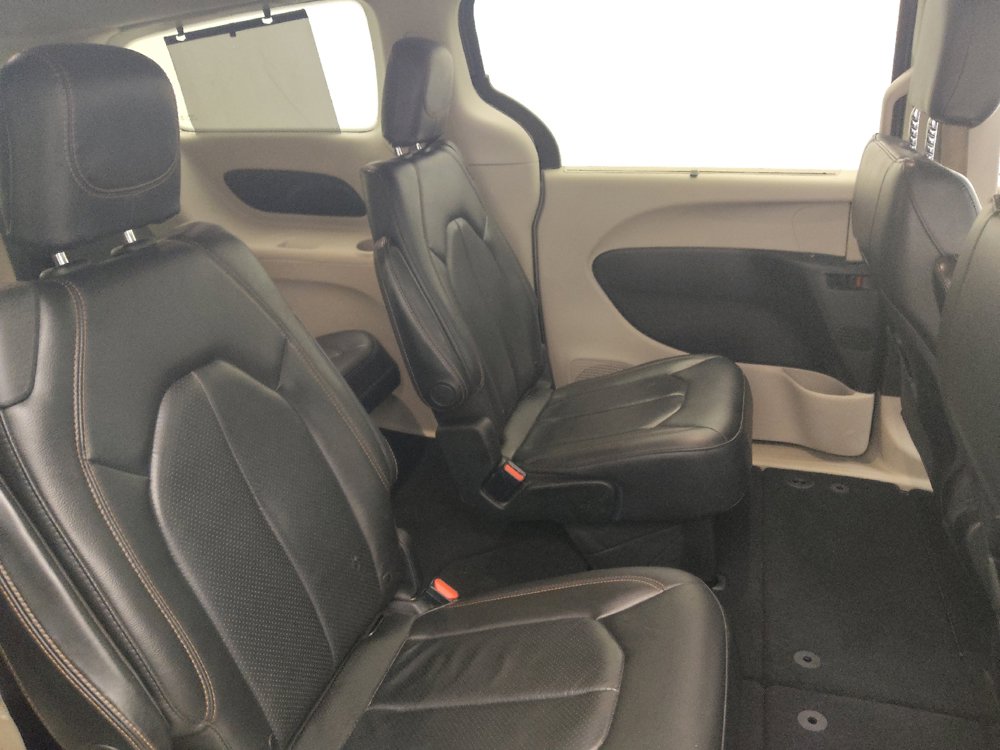 Used 2020 Chrysler Pacifica Touring-L FWD image 19