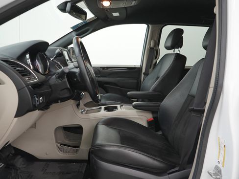 Used 2019 Dodge Grand Caravan SXT w/ Rear Park Assist Package FWD image 25