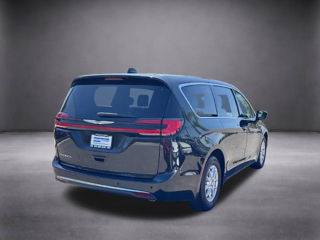 Used 2023 Chrysler Pacifica Touring-L FWD image 8