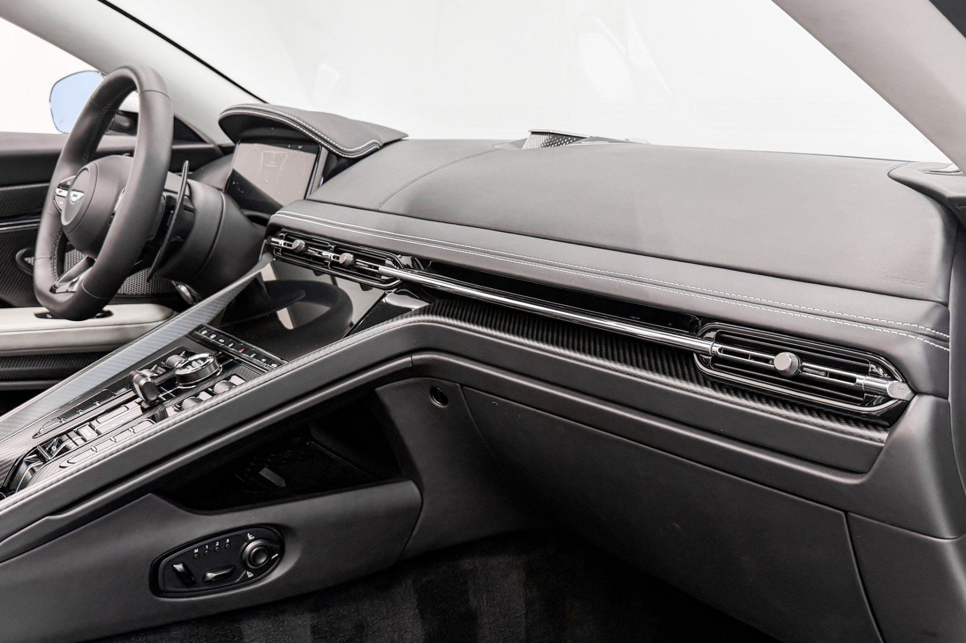 Used 2025 Aston Martin DB12 Convertible RWD image 14
