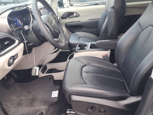 Used 2024 Chrysler Pacifica Limited FWD image 7