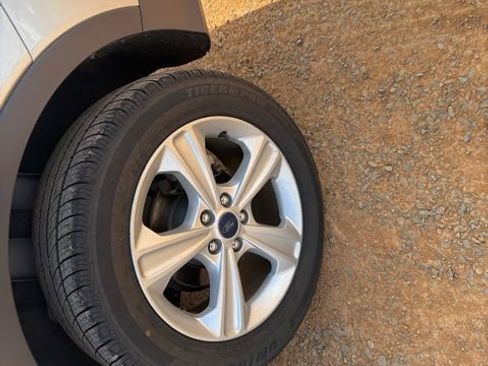 Used 2016 Ford Escape SE w/ Equipment Group 201A image 6