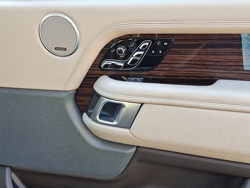 Used 2019 Land Rover Range Rover Autobiography image 10