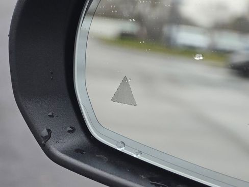 Used 2025 Mercedes-Benz GLC 300 4MATIC image 8