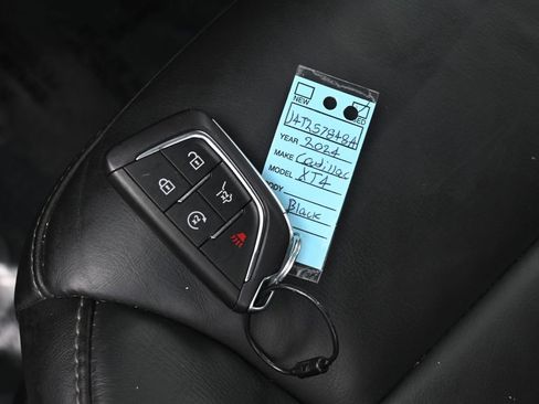 Used 2024 Cadillac XT4 Premium Luxury image 18