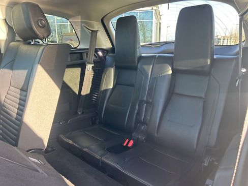 Used 2022 Land Rover Discovery Sport SE image 11