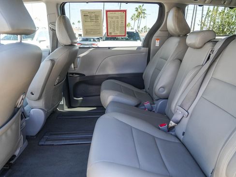 Certified 2020 Toyota Sienna LE w/ Carpet Mat Package FWD image 18
