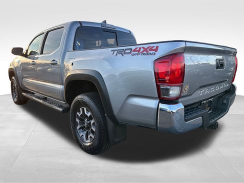 Used 2017 Toyota Tacoma TRD Off-Road image 3
