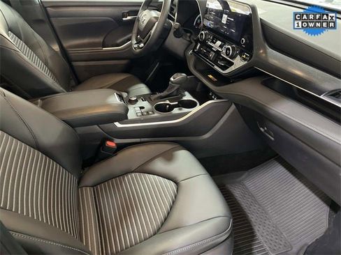 Used 2025 Toyota Highlander XSE image 25