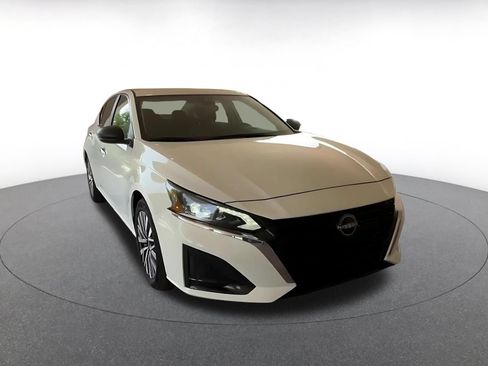 Used 2025 Nissan Altima 2.5 SV FWD image 3