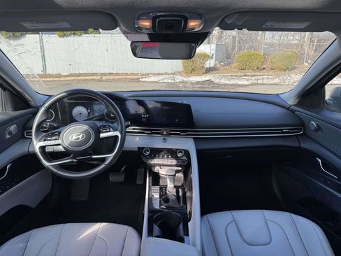 Used 2025 Hyundai Elantra Limited FWD image 9