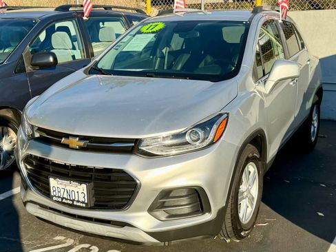 Used 2017 Chevrolet Trax LT w/ LT Convenience Package FWD image 1