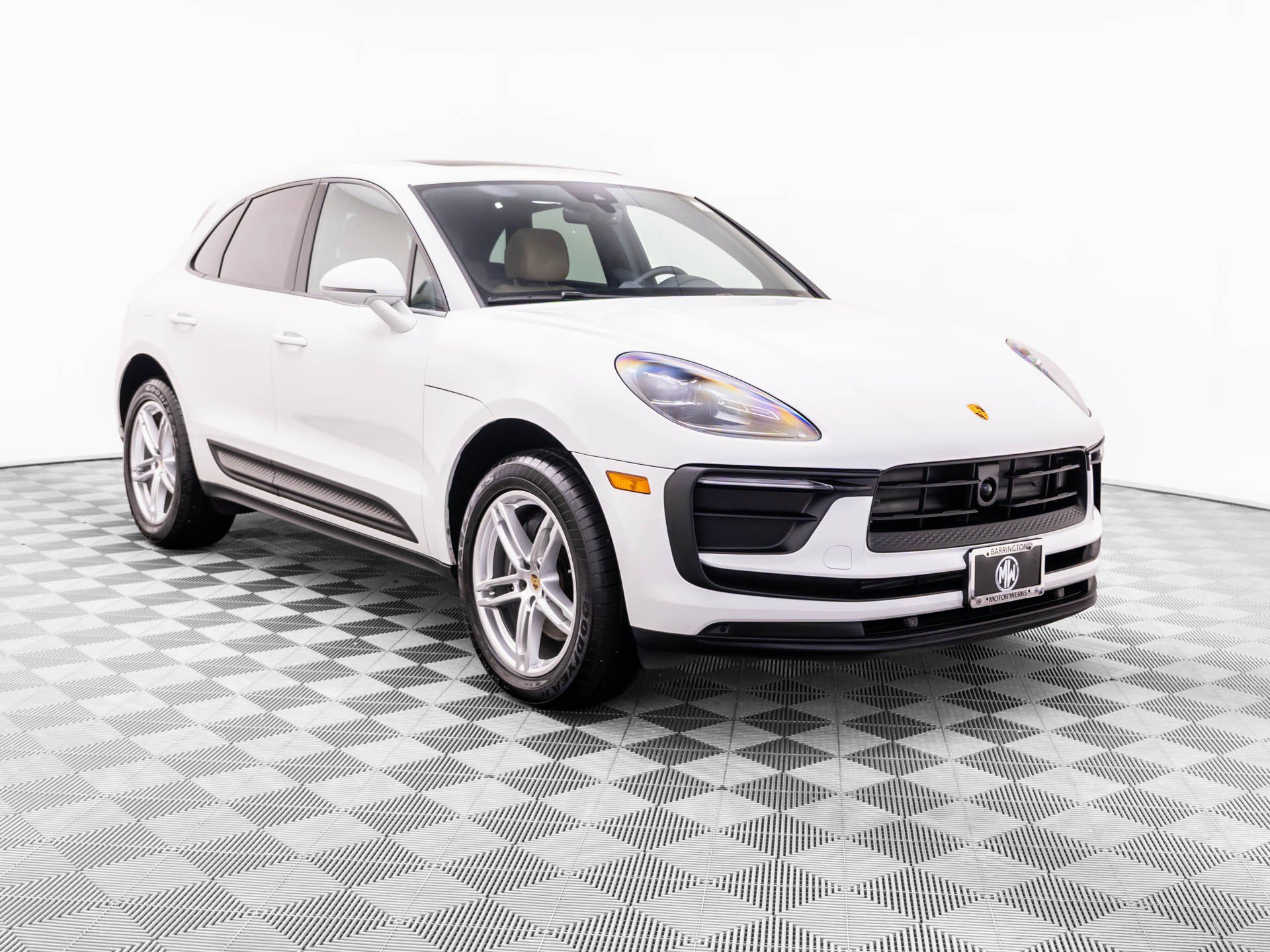 Certified 2023 Porsche Macan AWD/4WD image 6