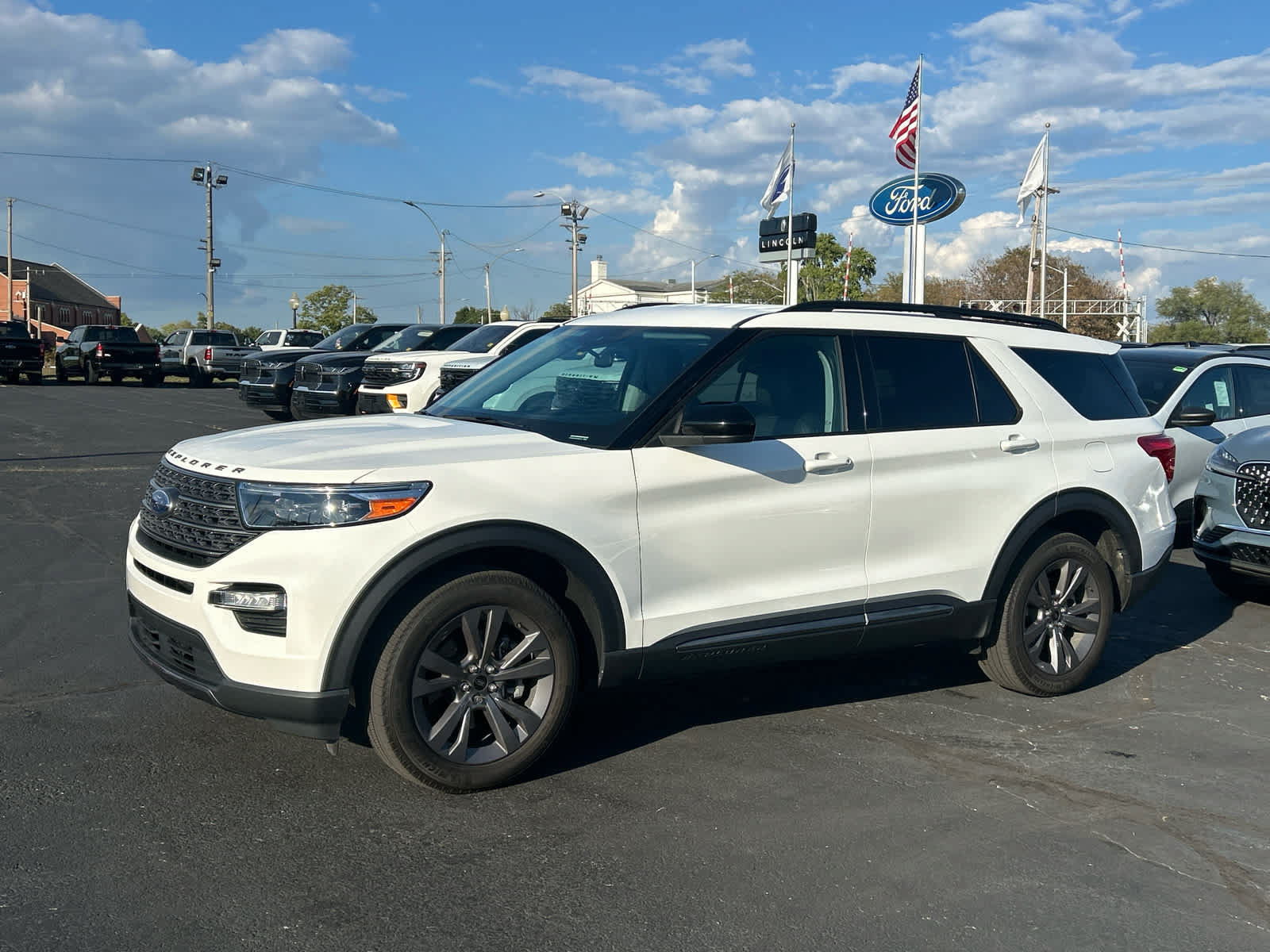 Used 2023 Ford Explorer XLT w/ Equipment Group 202A AWD/4WD image 2