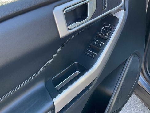 Used 2022 Ford Explorer XLT image 15