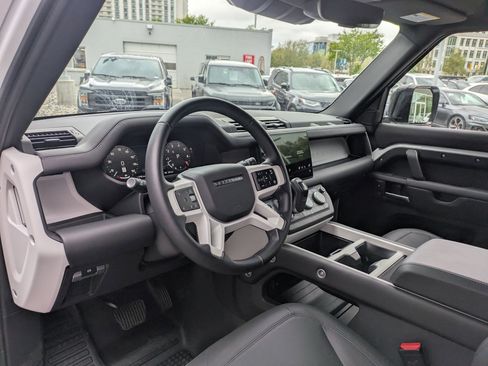 Used 2025 Land Rover Defender 130 X-Dynamic SE AWD/4WD image 17