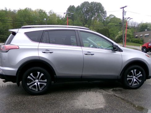 Used 2016 Toyota RAV4 LE image 5