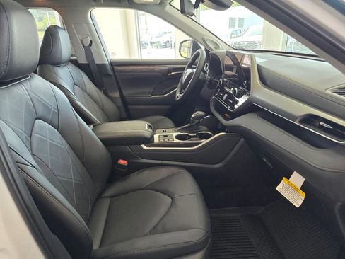 New 2026 Toyota Highlander Platinum AWD/4WD image 42