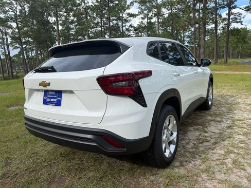New 2026 Chevrolet Trax LS w/ LS Convenience Package FWD image 5