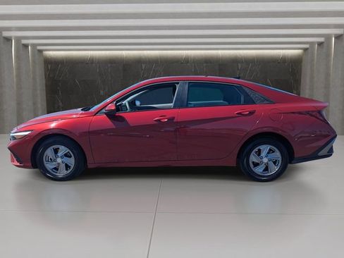 Used 2025 Hyundai Elantra SE image 2