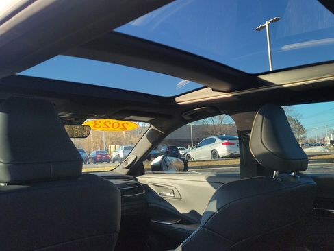 Used 2023 Toyota Crown Limited image 8