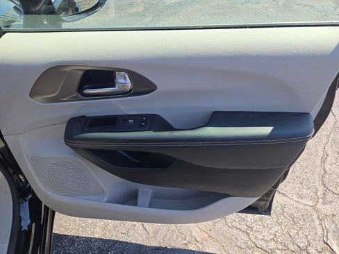 Certified 2024 Chrysler Pacifica Touring-L FWD image 7