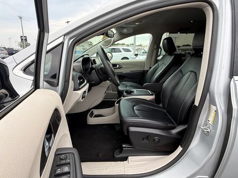 Used 2024 Chrysler Pacifica Touring-L FWD image 13