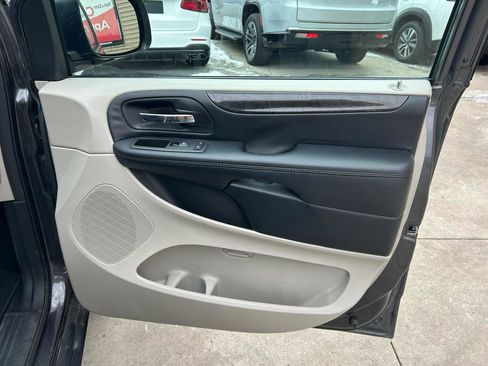 Used 2019 Dodge Grand Caravan SE w/ UConnect Hands-Free Group image 15