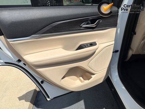 Certified 2023 Jeep Grand Cherokee Limited w/ Black Appearance Package AWD/4WD image 35