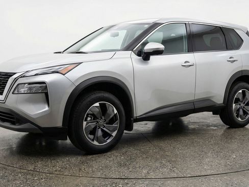 Used 2025 Nissan Rogue SV image 3