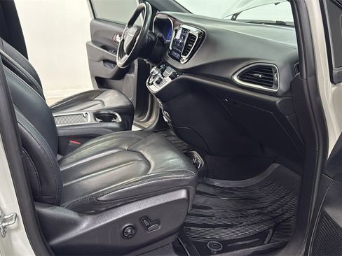 Used 2020 Chrysler Pacifica Touring-L image 19