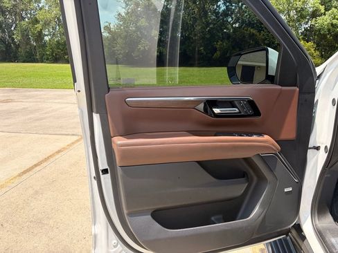 Used 2025 Chevrolet Suburban High Country AWD/4WD image 9