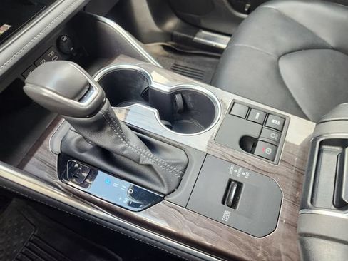 Used 2024 Toyota Highlander Platinum FWD image 19