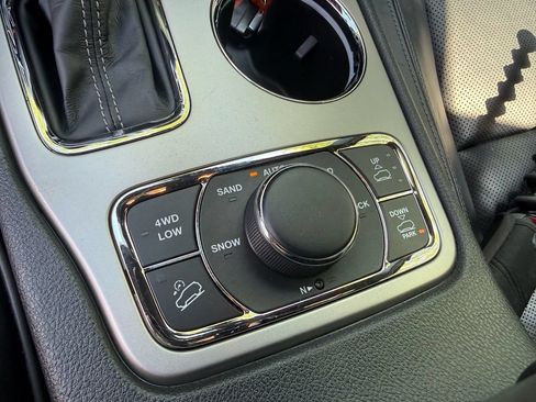 Used 2019 Jeep Grand Cherokee Overland AWD/4WD image 32