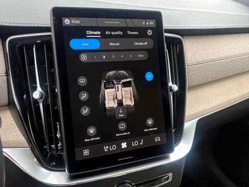 New 2026 Volvo XC90 B5 Plus w/ Protection Package Premier AWD/4WD image 16